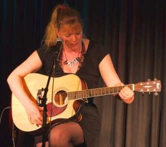 Christiane spielt im Theater Gitarre